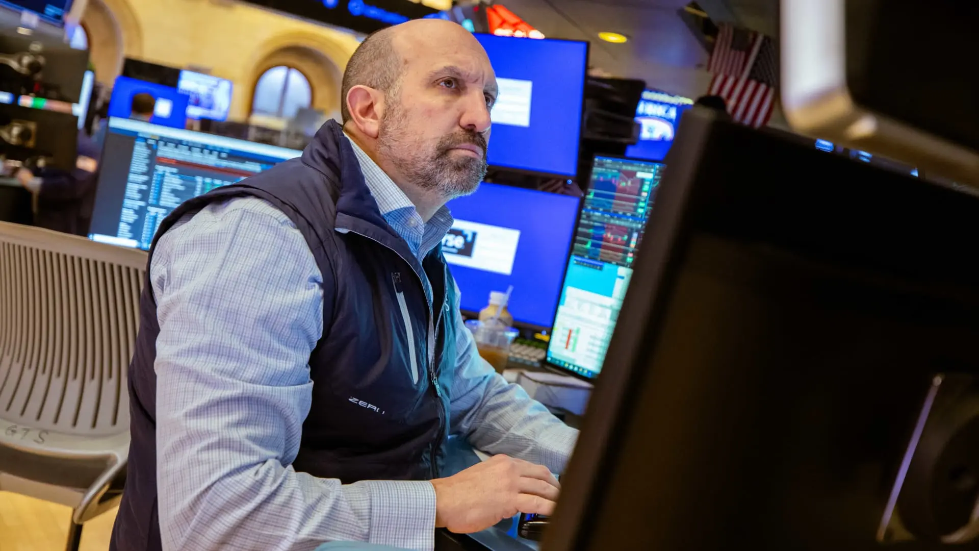 Nasdaq Swings Through Volatile Weeks Amid Tech Rout, Geopolitical Tensions