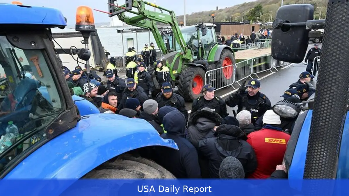 Gardaí clear Whitegate blockade and escort fuel tankers back into Cork refinery